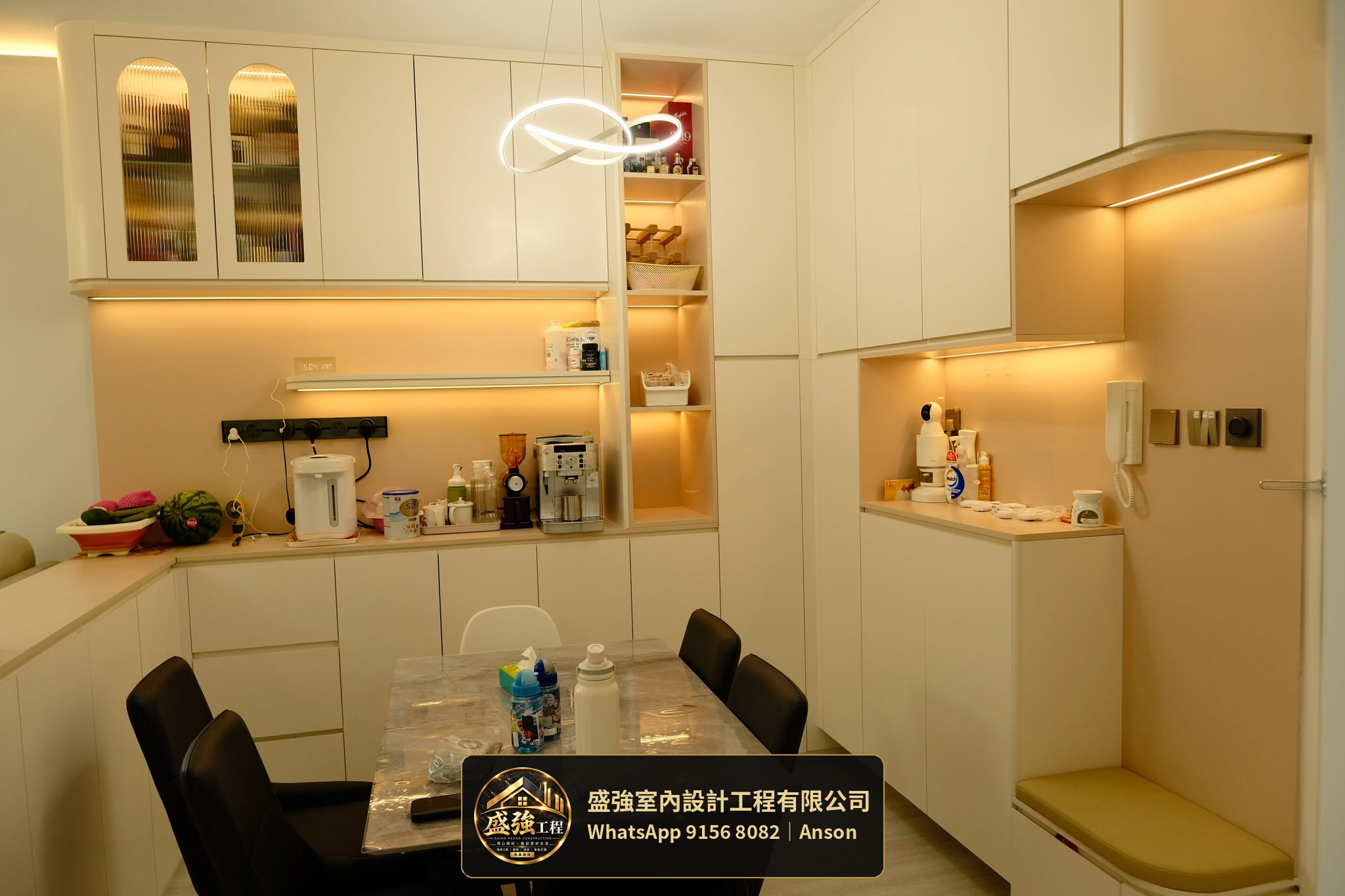 餐桌旁的暖白色餐邊櫃與展示格