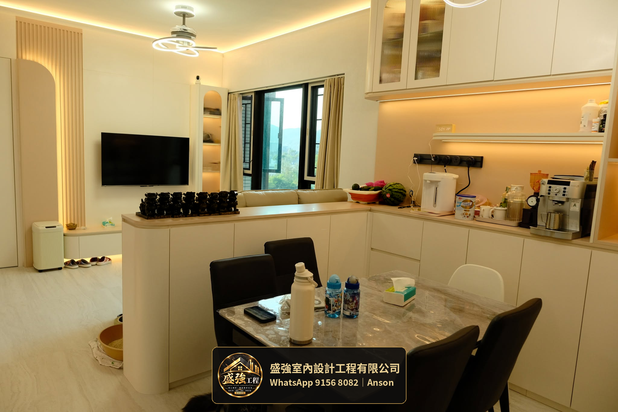 餐桌與客廳之間的矮身分隔櫃
