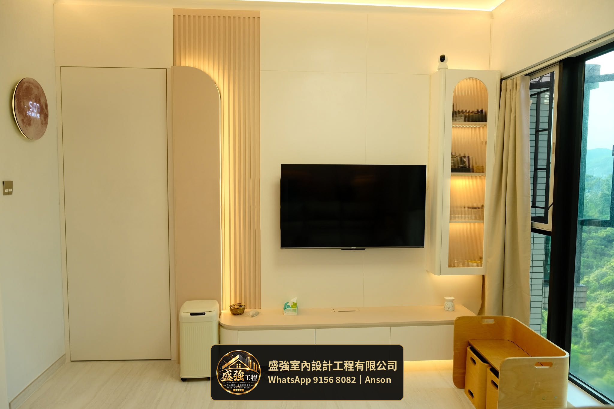 電視牆、直紋飾面與玻璃展示櫃