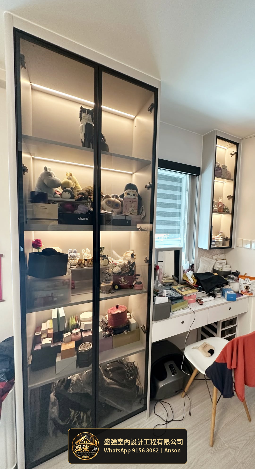 黑框玻璃展示櫃與相連工作枱